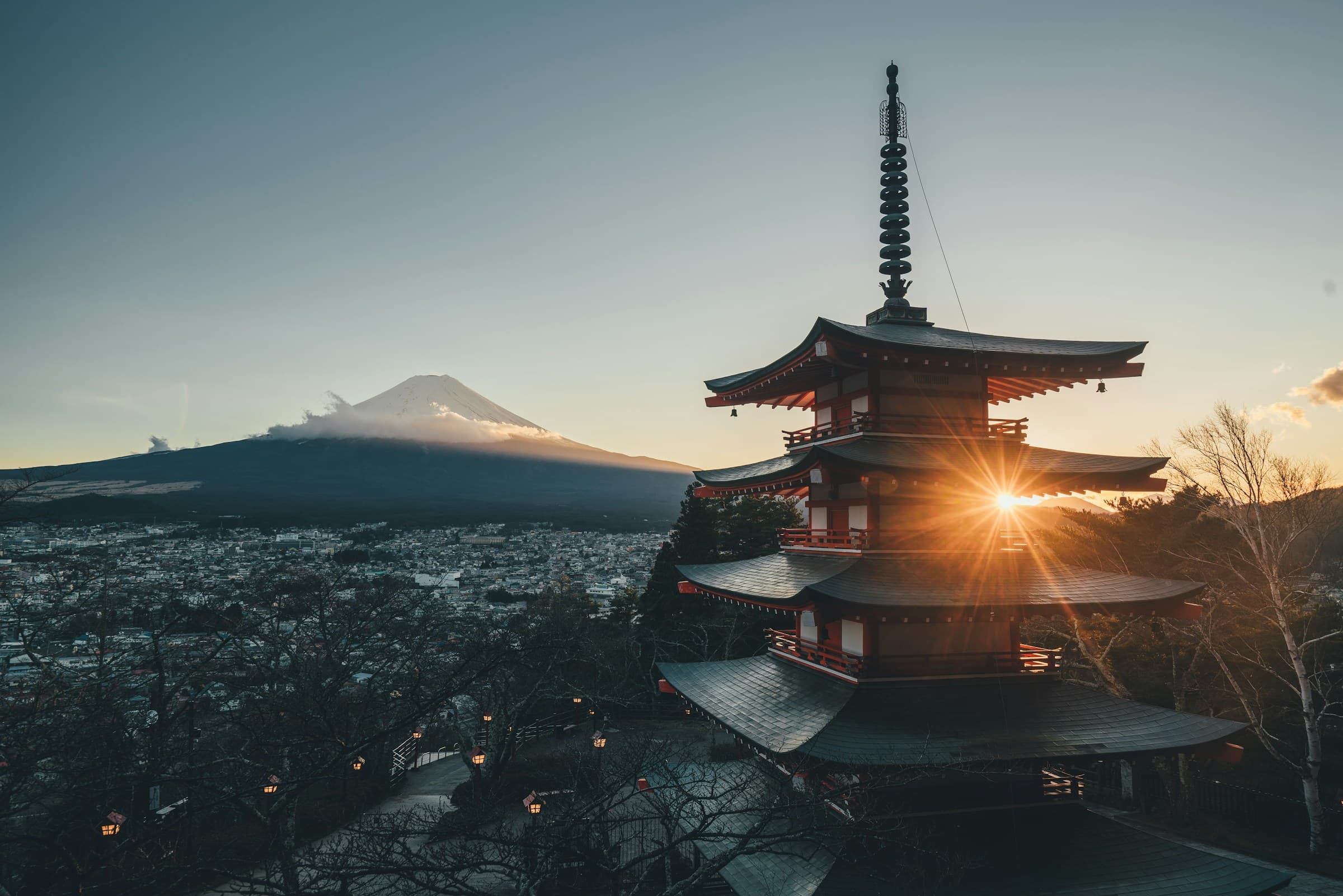 Monte Fuji ao entardecer com pagoda Chureito ao fundo